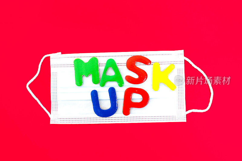 外科口罩，红色背景，上面写着“Mask UP”